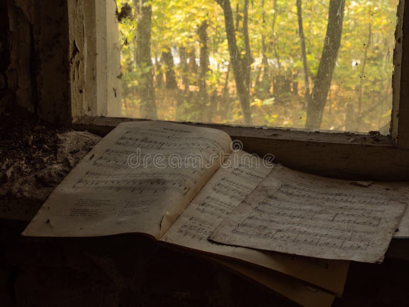 Notebook murdar cu note pe fereastră în grădiniță abandonată în zona de excludere de la Cernobîl stock images