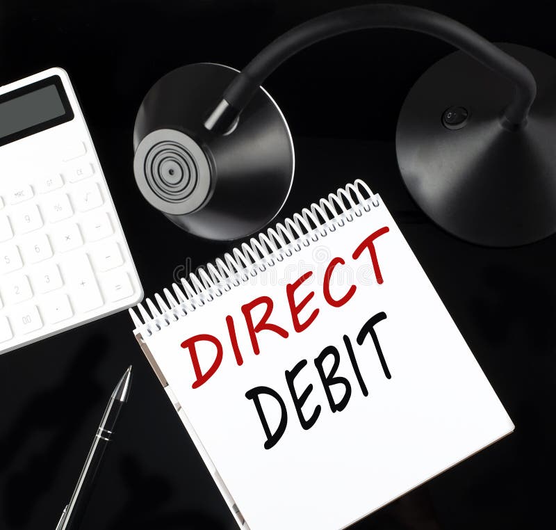 Notebook pe hârtie deschis cu debitare directă text cu un calculator pentru stilou și o lampă pentru masă pe fond negru royalty free stock photo
