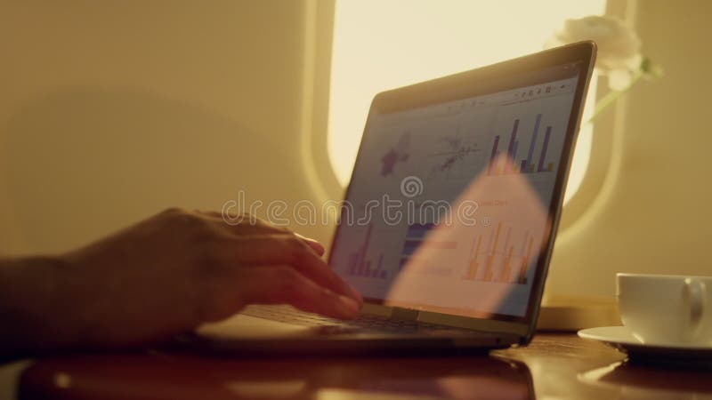 Notebook pentru firme de închidere la avion. date de tip mâini analist de succes stock footage
