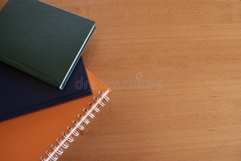 Notebook-uri colorate pe fond de lemn royalty free stock images