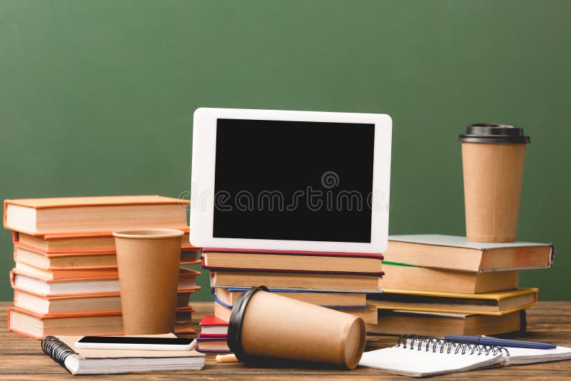 Notebook-uri notebookuri cu boxe de unică folosință, boxe smartphone și tabletă digitală cu ecran gol stock photography
