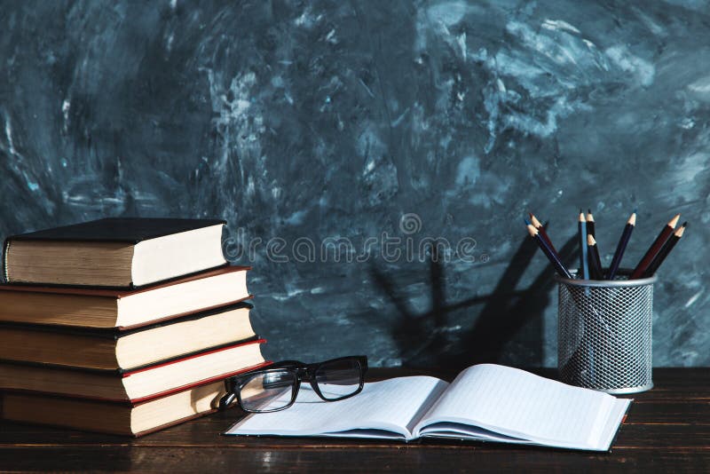 Notebook-urile cartonașe creioane pahare și o ceașcă de cafea pe fundalul unei tablă de cretă. concept pentru ziua profesorilor. c stock images