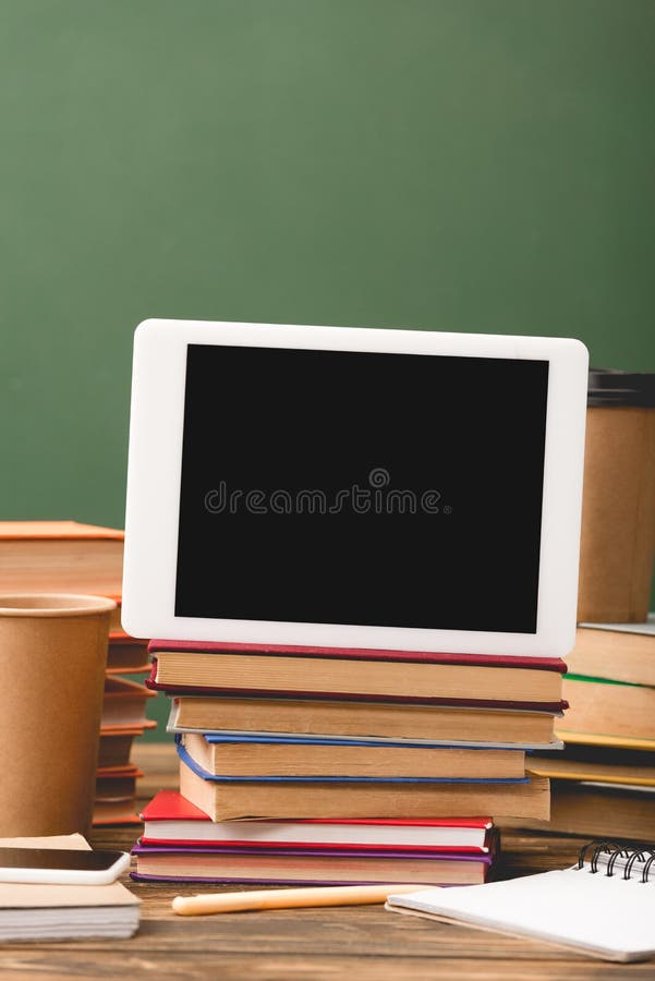 Notebook-urile Notebookuri peniță căști de unică folosință smartphone și tabletă digitală cu ecran gol stock photo