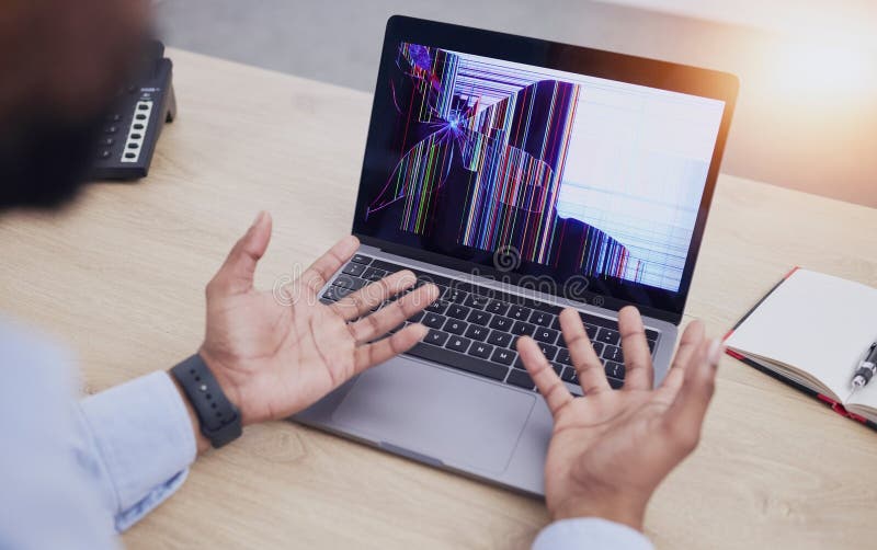 Notebook z uszkodzonym ekranem i ręce dla biznesmenów z uszkodzeniem systemu i uszkodzonym monitorem w biurze. sfrustrowany 404 i obraz stock