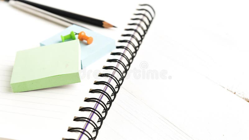 Notepad med kontorstillförsel fotografering för bildbyråer Notepad med kontorstillförsel fotografering för bildbyråer