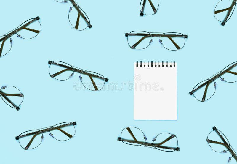 Notepad med många exponeringsglas på blåtttabellen vektor illustrationer Notepad med många exponeringsglas på blåtttabellen vektor illustrationer
