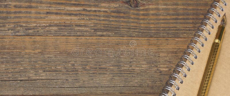 Notepad Z Złocistym fontanny piórem Na Starym drewno stole
