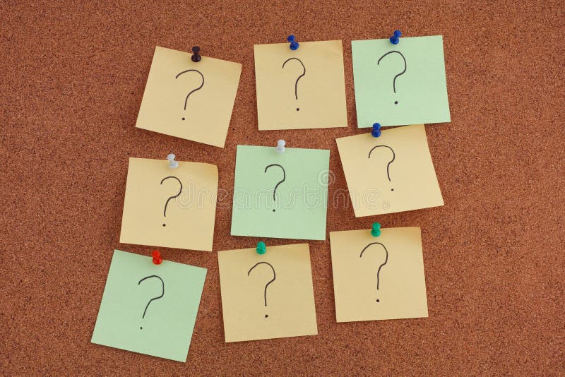 Notes de post-it avec des points d'interrogation sur des babillards photo libre de droits Notes de post-it avec des points d'interrogation sur des babillards photo libre de droits