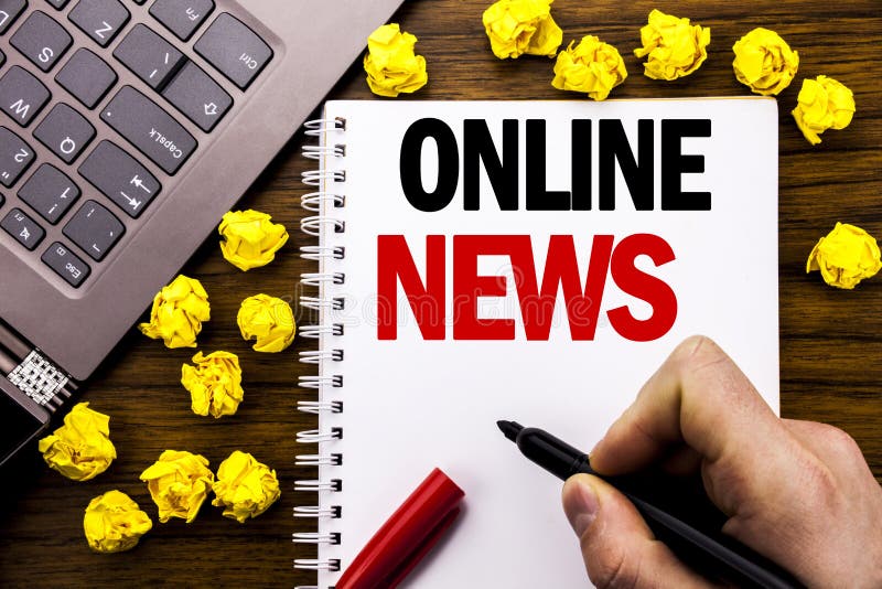 Noticias en línea de la mano de la escritura del subtítulo conceptual del texto Concepto del negocio para el artículo periodístic imágenes de archivo libres de regalías Noticias en línea de la mano de la escritura del subtítulo conceptual del texto Concepto del negocio para el artículo periodístic imágenes de archivo libres de regalías