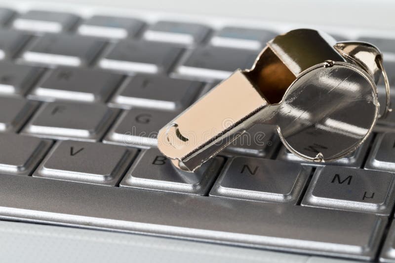 Notion de sifflet Chrome sur le clavier de l'ordinateur portable - concept de lanceur d'alerte photographie stock