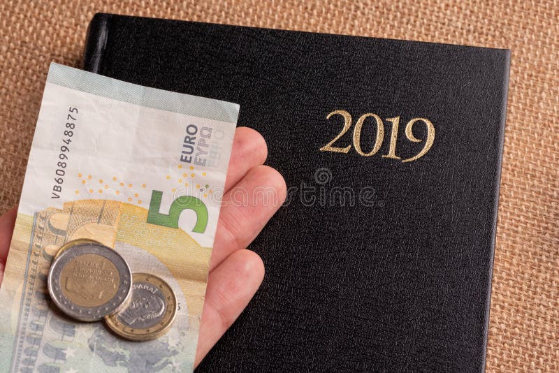 Notitieboekje en geld op de lijst Blocnote en euro bankbiljetten Het concept bedrijfs planning, reis, huisuitgaven royalty-vrije stock foto Notitieboekje en geld op de lijst Blocnote en euro bankbiljetten Het concept bedrijfs planning, reis, huisuitgaven royalty-vrije stock foto