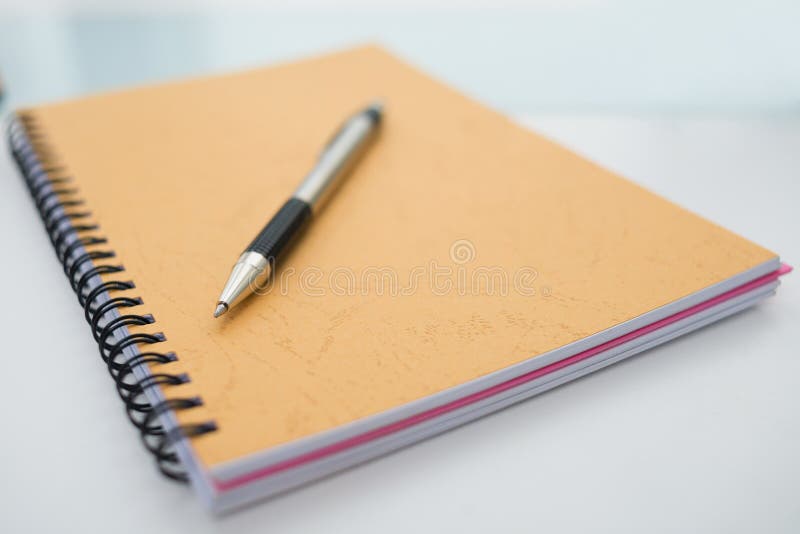 Notitieboek en pen stock afbeeldingen