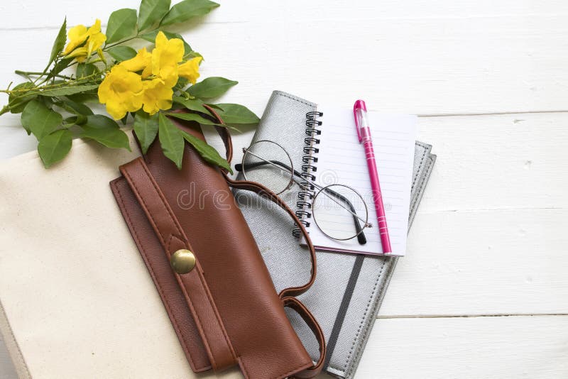 Notitieboekjeontwerper voor het bedrijfswerk met handtas, bril en bloem stock afbeelding Notitieboekjeontwerper voor het bedrijfswerk met handtas, bril en bloem stock afbeelding