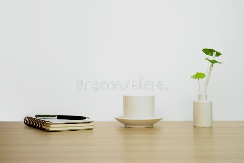 Notizbuch, Kaffeetasse und Topfpflanze auf hölzerne Tischplatte lizenzfreie stockfotos Notizbuch, Kaffeetasse und Topfpflanze auf hölzerne Tischplatte lizenzfreie stockfotos