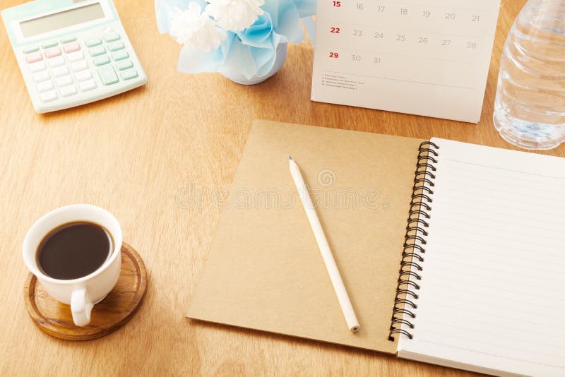 Notizbuch mit Bleistift, Kaffeetasse, Kalender, Taschenrechner, Flaschenwasser lizenzfreie stockfotos Notizbuch mit Bleistift, Kaffeetasse, Kalender, Taschenrechner, Flaschenwasser lizenzfreie stockfotos