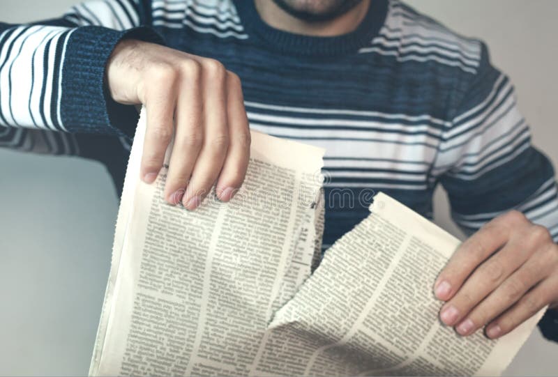 Notizie false Giornale strappante dell'uomo fotografia stock libera da diritti Notizie false Giornale strappante dell'uomo fotografia stock libera da diritti
