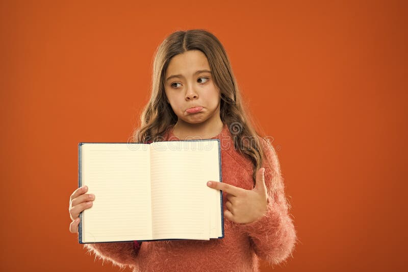 Notizie tristi Fondo arancio del libro della tenuta della ragazza Pagine aperte di manifestazione del bambino del libro o del blo fotografia stock