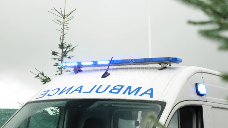 Rettungswagen Mit Blinkenden Gelben Lichtern. Gelbe Notbeleuchtung