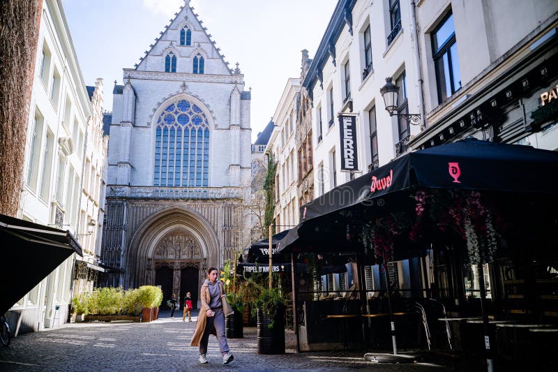 Notre Dame Cathedral i Antwerpen Seen mellan historiska byggnader i centrala området royaltyfria bilder