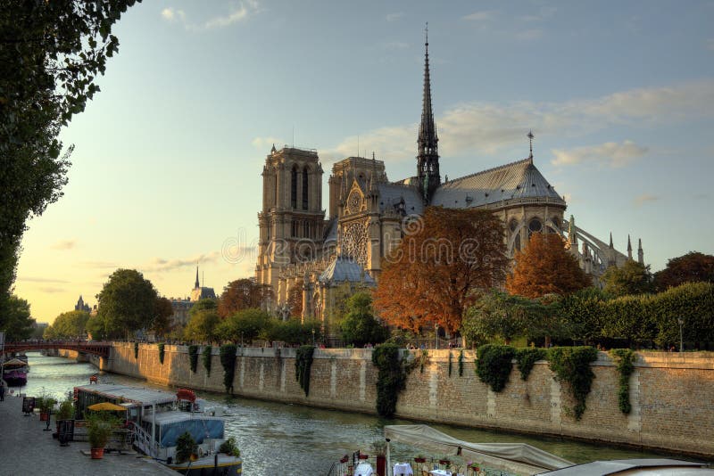 En París, Francia sobre el atardecer.