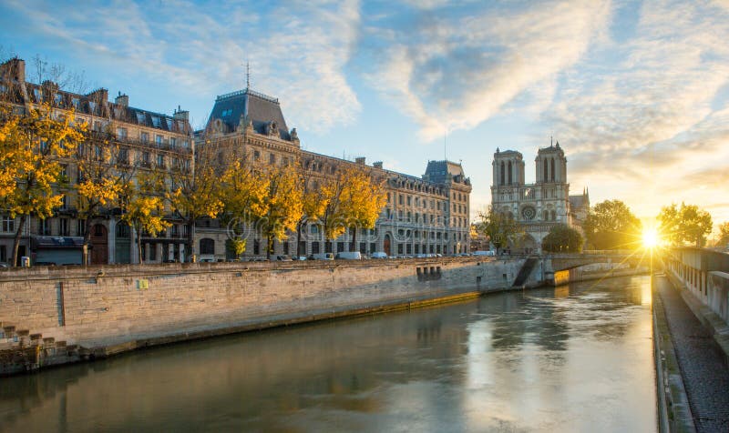 Notre-Dame de Parigi e la Senna a Parigi, Francia fotografia stock Notre-Dame de Parigi e la Senna a Parigi, Francia fotografia stock
