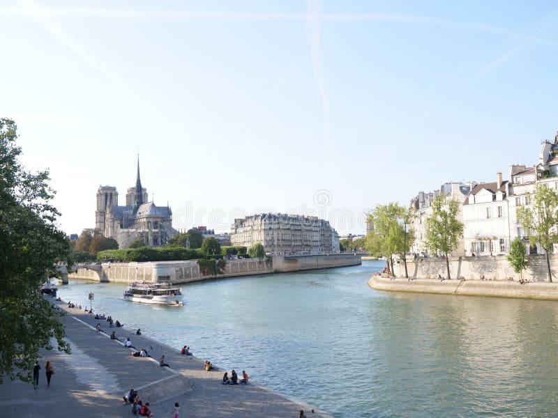 Notre Dame de Paris Cathedral con l'isola di St. Louis e della Senna immagini stock Notre Dame de Paris Cathedral con l'isola di St. Louis e della Senna immagini stock