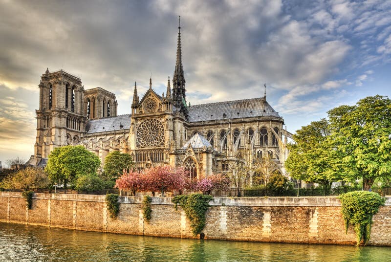 Katedrála Notre Dame v Paríži, ktorý sa nachádza na Ile de la Cite, je jedným z najznámejších Gotická Katedrála na svete.