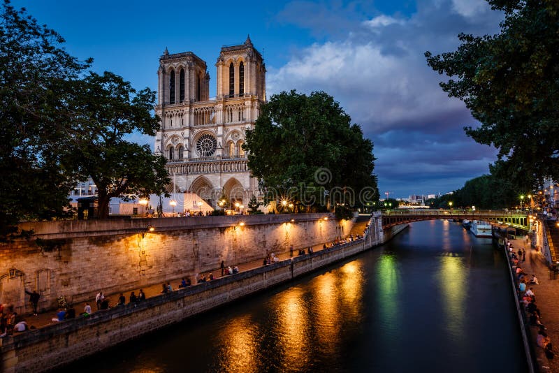 Dama París catedral a un rio en, París, Francia.