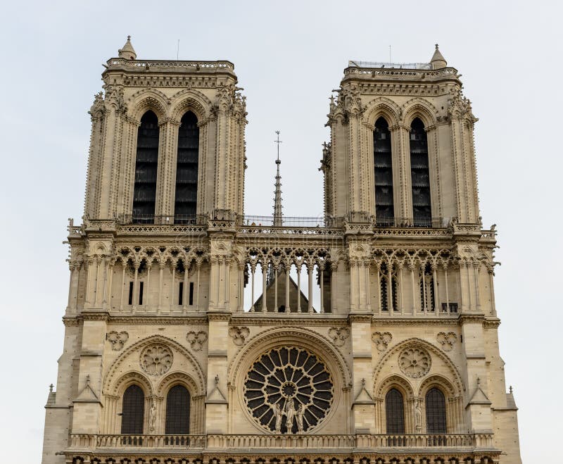 Notre-Dame de Paris da catedral - a arquitetura gótico francesa construída, e estão entre a maioria de igrejas conhecidas no mund fotografia de stock Notre-Dame de Paris da catedral - a arquitetura gótico francesa construída, e estão entre a maioria de igrejas conhecidas no mund fotografia de stock