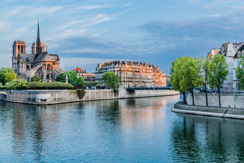 Notre Dame De Paris et la France de la Seine photographie stock Notre Dame De Paris et la France de la Seine photographie stock