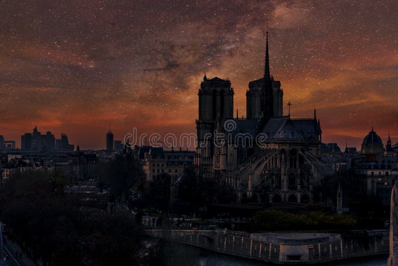 Dama París lácteos forma a a lo largo de un rio, París, Francia.