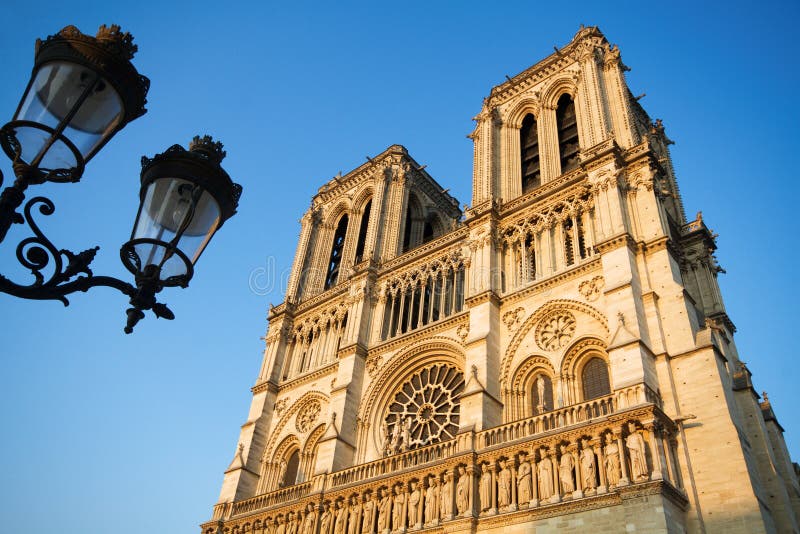 Dama sobre el atardecer viejo lámpara, París.