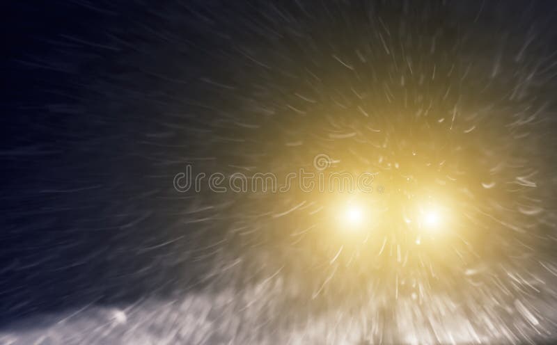 Notsituation auf einer Landstraße lizenzfreie stockfotografie Notsituation auf einer Landstraße lizenzfreie stockfotografie