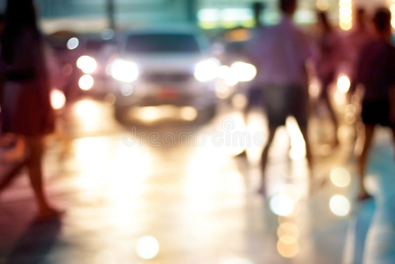 Notte astratta della via della passeggiata della gente nella città, nel pastello e nella sfuocatura c fotografie stock libere da diritti Notte astratta della via della passeggiata della gente nella città, nel pastello e nella sfuocatura c fotografie stock libere da diritti
