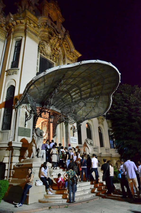 Notte dei musei a Bucarest - George Enescu National Museum fotografia stock libera da diritti Notte dei musei a Bucarest - George Enescu National Museum fotografia stock libera da diritti