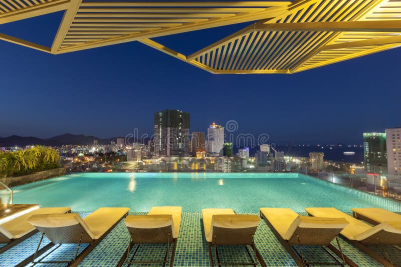 Notte della piscina dell'hotel del Vietnam fotografia stock Notte della piscina dell'hotel del Vietnam fotografia stock