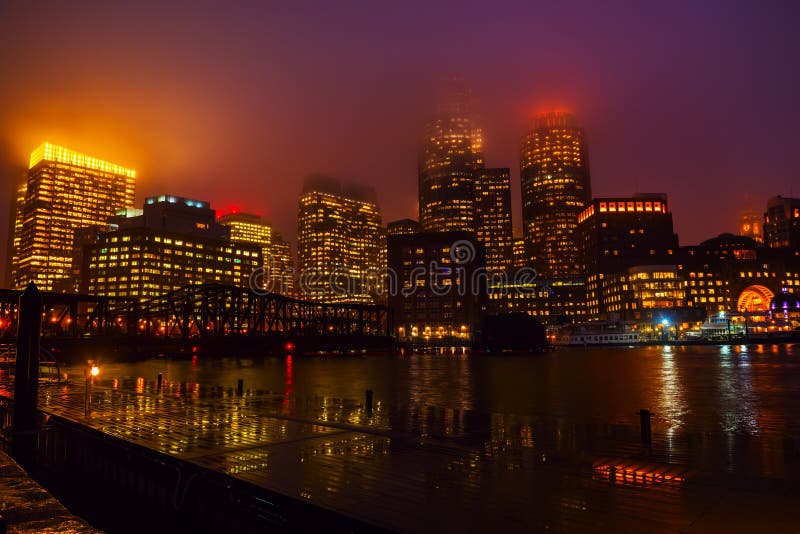 Notte di Boston nella pioggia fotografia stock Notte di Boston nella pioggia fotografia stock