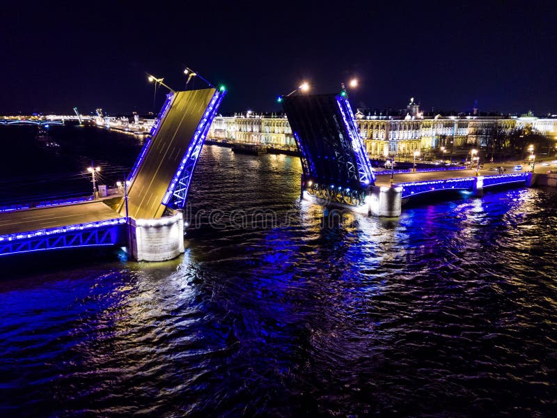 Notte di estate, San Pietroburgo, Russia Fiume di Neva Ponte mobile del palazzo della basculla tirata La Russia fotografia stock Notte di estate, San Pietroburgo, Russia Fiume di Neva Ponte mobile del palazzo della basculla tirata La Russia fotografia stock