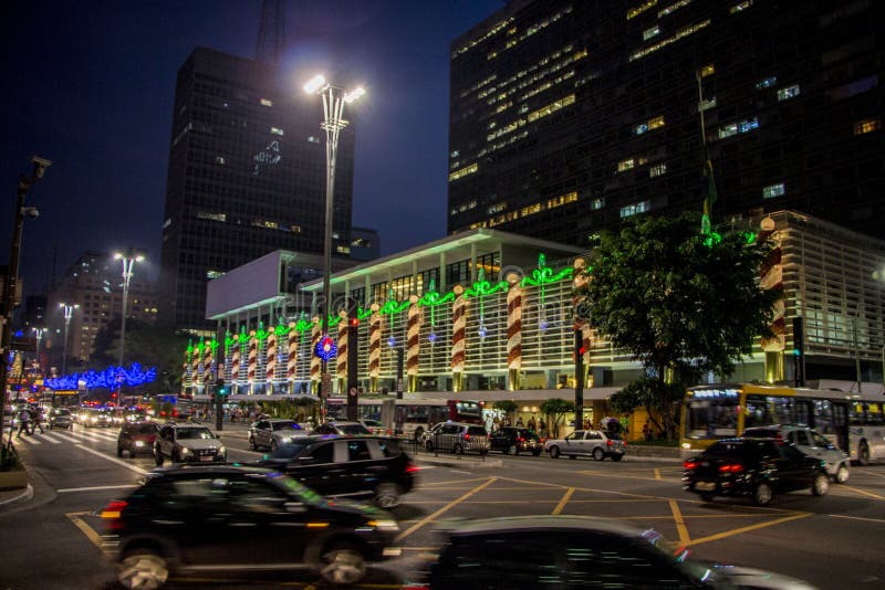 Notte nel viale di Paulista - decorazioni di Natale fotografia stock Notte nel viale di Paulista - decorazioni di Natale fotografia stock