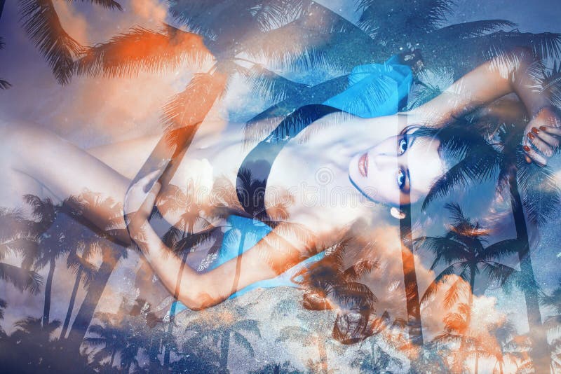 Notte sulla doppia esposizione della spiaggia fotografie stock libere da diritti Notte sulla doppia esposizione della spiaggia fotografie stock libere da diritti