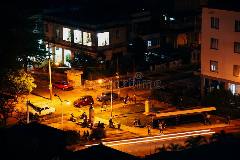 Notte in un piccolo parco a Avana, Cuba fotografia stock libera da diritti Notte in un piccolo parco a Avana, Cuba fotografia stock libera da diritti