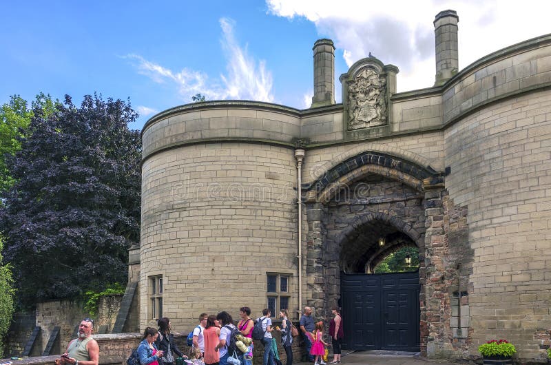 Tourists in front of the Nottingham Castle, a magnificent 17th-century ducal mansion built on the site of the original medieval castle. The castle has a maze of original caves hidden beneath its imposing walls. Today the castle is a vital museum and art gallery - Nottingham, Nottinghamshire, East Midlands, England, UK. Tourists in front of the Nottingham Castle, a magnificent 17th-century ducal mansion built on the site of the original medieval castle. The castle has a maze of original caves hidden beneath its imposing walls. Today the castle is a vital museum and art gallery - Nottingham, Nottinghamshire, East Midlands, England, UK.