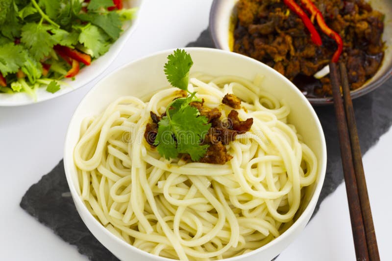 nouilles de ramen chinoises à la sauce de porc photo stock nouilles de ramen chinoises à la sauce de porc photo stock