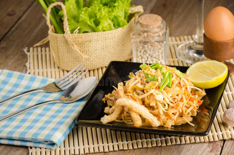 Nouilles de riz faites sauter à feu vif thaïlandaises et x28 ; Protection Thai& x29 ; image stock Nouilles de riz faites sauter à feu vif thaïlandaises et x28 ; Protection Thai& x29 ; image stock