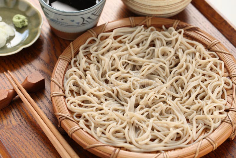 Nouilles froides de sarrasin de soba, nourriture japonaise images libres de droits Nouilles froides de sarrasin de soba, nourriture japonaise images libres de droits