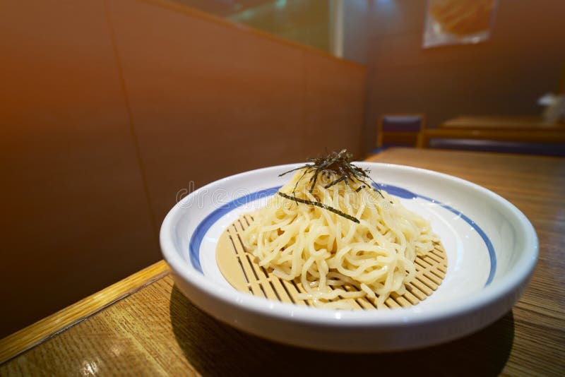 Nouilles japonaises dans un restaurant japonais à Tokyo photos libres de droits Nouilles japonaises dans un restaurant japonais à Tokyo photos libres de droits