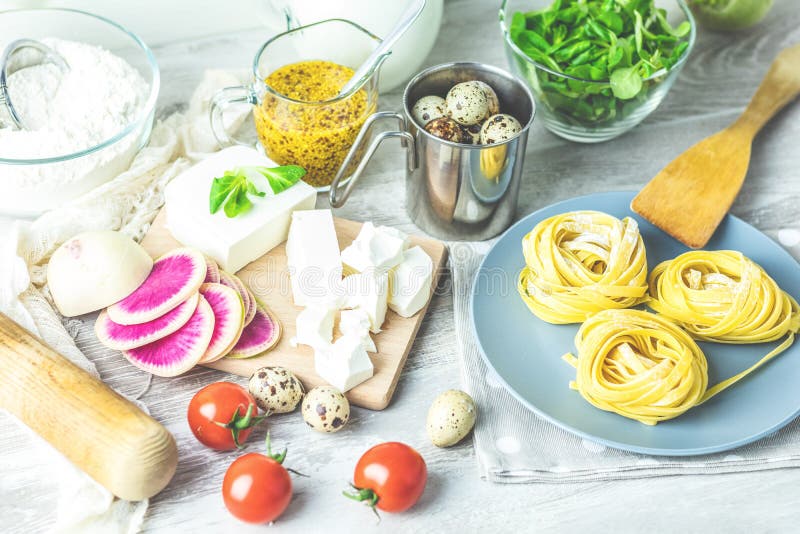 Nouilles typiques italiennes faites maison crues de linguine de pâtes de plat photo libre de droits Nouilles typiques italiennes faites maison crues de linguine de pâtes de plat photo libre de droits