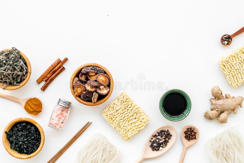 Nourriture chinoise et japonaise faisant cuire avec du gingembre, des ?pices et des nouilles sur la maquette blanche de vue sup?r