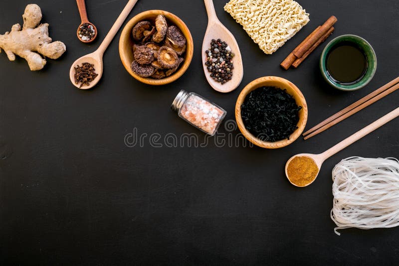 Nourriture chinoise et japonaise faisant cuire avec du gingembre, des ?pices et des nouilles sur la maquette noire de vue sup?rie