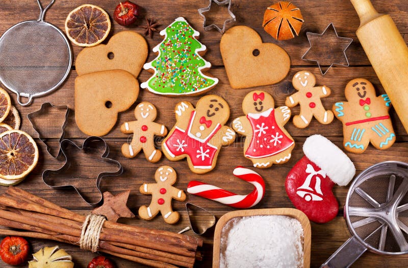 Nourriture de Noël Biscuits faits maison de pain d'épice avec les ingrédients FO photos libres de droits Nourriture de Noël Biscuits faits maison de pain d'épice avec les ingrédients FO photos libres de droits